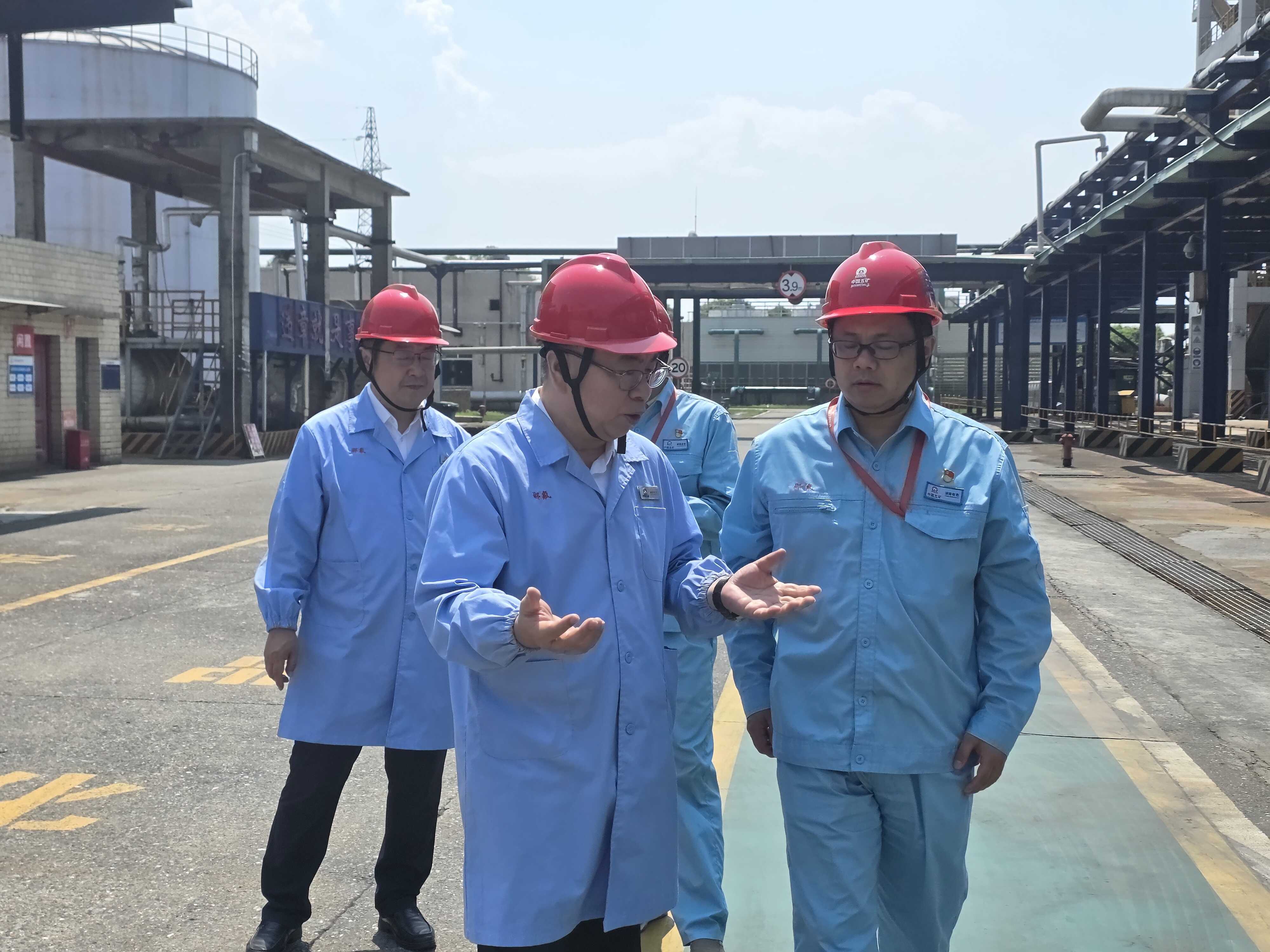 刘朗明到郴氟公司开展安全环保督查