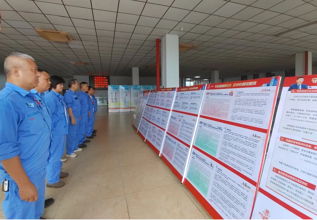 五矿铜业员工在参观警示教育专题展览.png